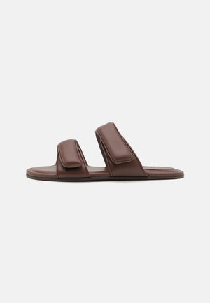 JULIANNE - Sandalias planas - brown