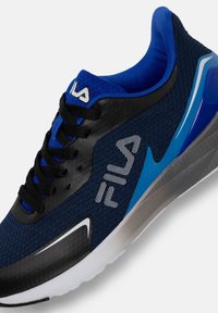 Marineblaue Sportschuh mit einem Mesh-Obermaterial, schwarzen Akzenten, durchbrochener Vorderkappe und einer grau-weißen Sohle. Verfügt über ein blaues Seitendesign und schwarze Schnürsenkel.