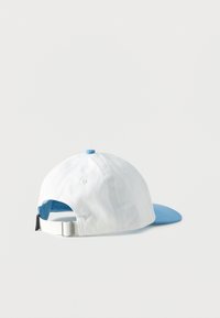 Άσπρο και μπλε καπέλο μπέιζμπολ με ρυθμιζόμενο λουρί, εμφανιζόμενο από πίσω σε απλό λευκό φόντο.