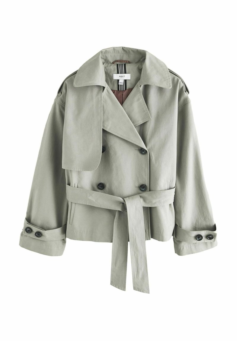 Cappotto trench doppiopetto in tessuto grigio chiaro, con vita regolabile, colletto oversize e bottoni neri sui polsini.