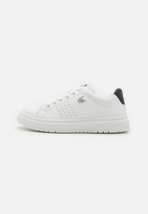 Sneaker din piele albă cu design perforat, vârf rotund, sistem de închidere cu șireturi și accent negru la călcâi. Talpă texturată pentru aderență și stabilitate.
