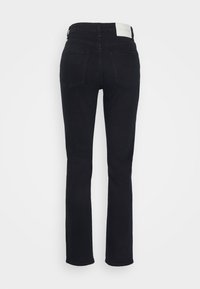Jeans in denim neri con gamba dritta, dotati di due tasche posteriori, una fascia in vita con un patch del logo e una texture pulita e liscia.
