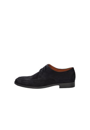 Czarny zamszowy elegancki but męski z wiązaniem i niskim obcasem, pokazany w widoku bocznym na białym tle.