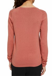 Suéter de manga larga en rosa empolvado, fabricado en tejido de punto, de color sólido, con un cuello redondo, puños y dobladillo acanalados. Presenta un ajuste relajado y un diseño sin costuras.
