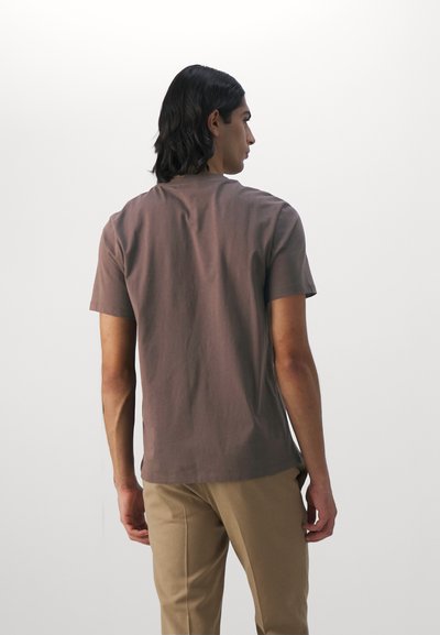 sandro TEE - Pamata T-krekls - marron foncé