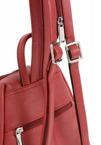 Borsa a tracolla in pelle rossa con una superficie liscia, accessoristica in argento, tracolla regolabile e numerose tasche con zip sui lati.