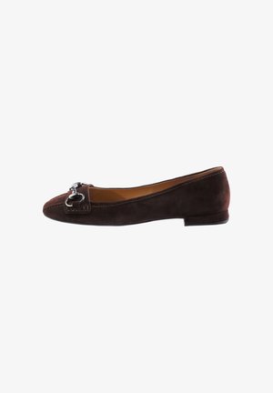 Chaussure femme plate en suede marron foncé avec un détail en métal argenté en forme de mors de cheval sur le dessus et un petit talon, vue de côté sur fond blanc.