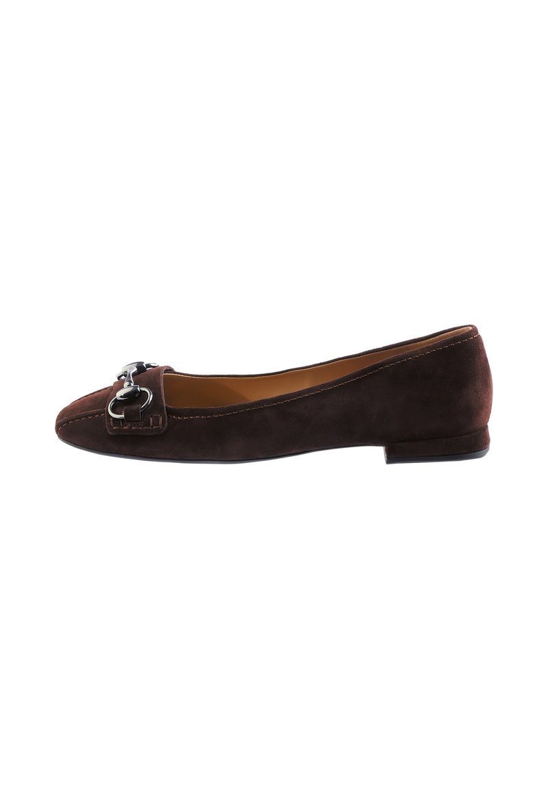 Chaussure femme plate en suede marron foncé avec un détail en métal argenté en forme de mors de cheval sur le dessus et un petit talon, vue de côté sur fond blanc.
