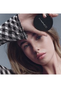 MAC STUDIO FIX POWDER PLUS FOUNDATION - Fond de teint - nc12