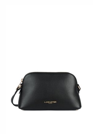 Borsa a mano nera in faux leather con forma arrotondata, hardware dorato e logo "Lancaster Paris" in rilievo sul davanti. Chiusura con zip.