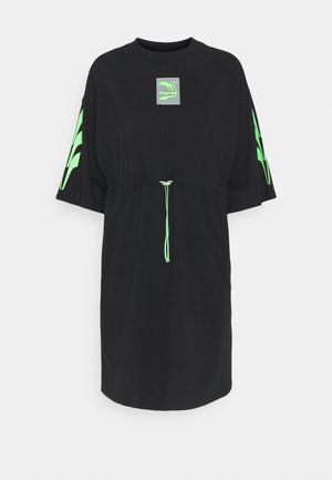 Czarna sukienka z krótkim rękawem z neonowozielonymi logo Puma na piersi i rękawach, z talią ściąganą regulowanym neonowozielonym sznurkiem.