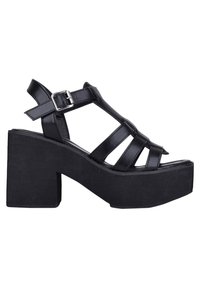 Las sandalias de plataforma negras presentan una suela gruesa y texturizada, con múltiples cintas y un hebilla lateral para un ajuste ajustable.