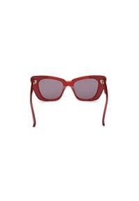 Gafas de sol rojas con forma de ojo de gato, lentes tintados, montura de plástico, diseño angular prominente y acentos de hardware en tono dorado en las patas.
