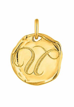 Colgante de oro con forma circular irregular y texturizada, que presenta un elegante diseño de letras grabadas y un acabado suave y brillante.