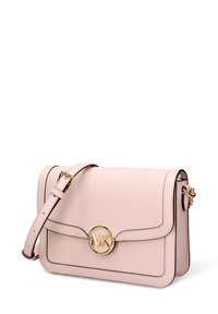 Borsa a tracolla in pelle rosa con logo MK dorato, forma strutturata, dettagli cuciti e tracolla regolabile. Texture liscia e chiusura a patta.