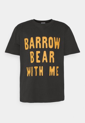 Mustat lyhythihaiset t-paita, jossa edessä rohkea keltainen teksti "BARROW BEAR WITH ME", pyöreä pääntie ja tavallinen istuvuus.