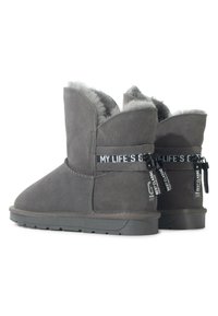 Stivali alla caviglia in suede grigio con fodera in pelliccia sintetica, caratterizzati da una cintura accentuata con testo e una suola in gomma testurizzata.
