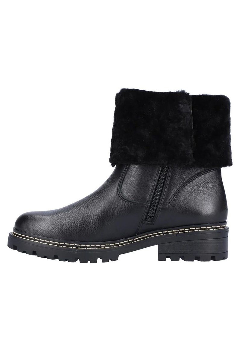 Des bottes noires en cuir à la cheville présentent un doux bord en fourrure noire, une fermeture éclair sur le côté et un détail de surpiqûre blanche le long de la semelle. Semelle extérieure en caoutchouc avec motif.