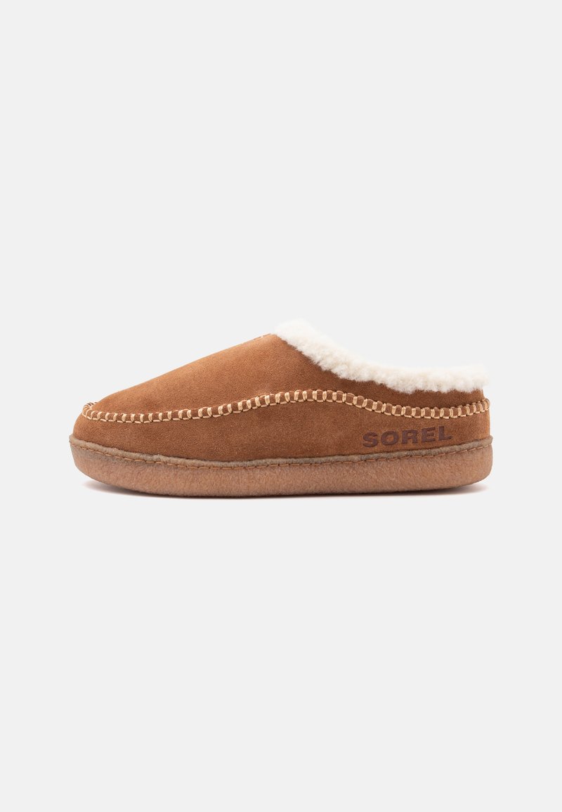 Chausson marron en daim à enfiler avec doublure en polaire blanche et détails de couture, avec le logo Sorel sur le côté.
