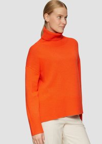 Oranger Rollkragenpullover aus Strickstoff, mit lockerer Passform, geripptem Saum und Bündchen sowie hohem Kragen. Strukturierter und gemütlicher Look.