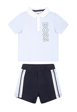 Niebieska koszulka polo z białym kołnierzykiem i logo 'BOSS'; ciemne szorty z bocznymi paskami w jasnym niebieskim i białym kolorze. Mieszanka bawełny, casualowy krój.