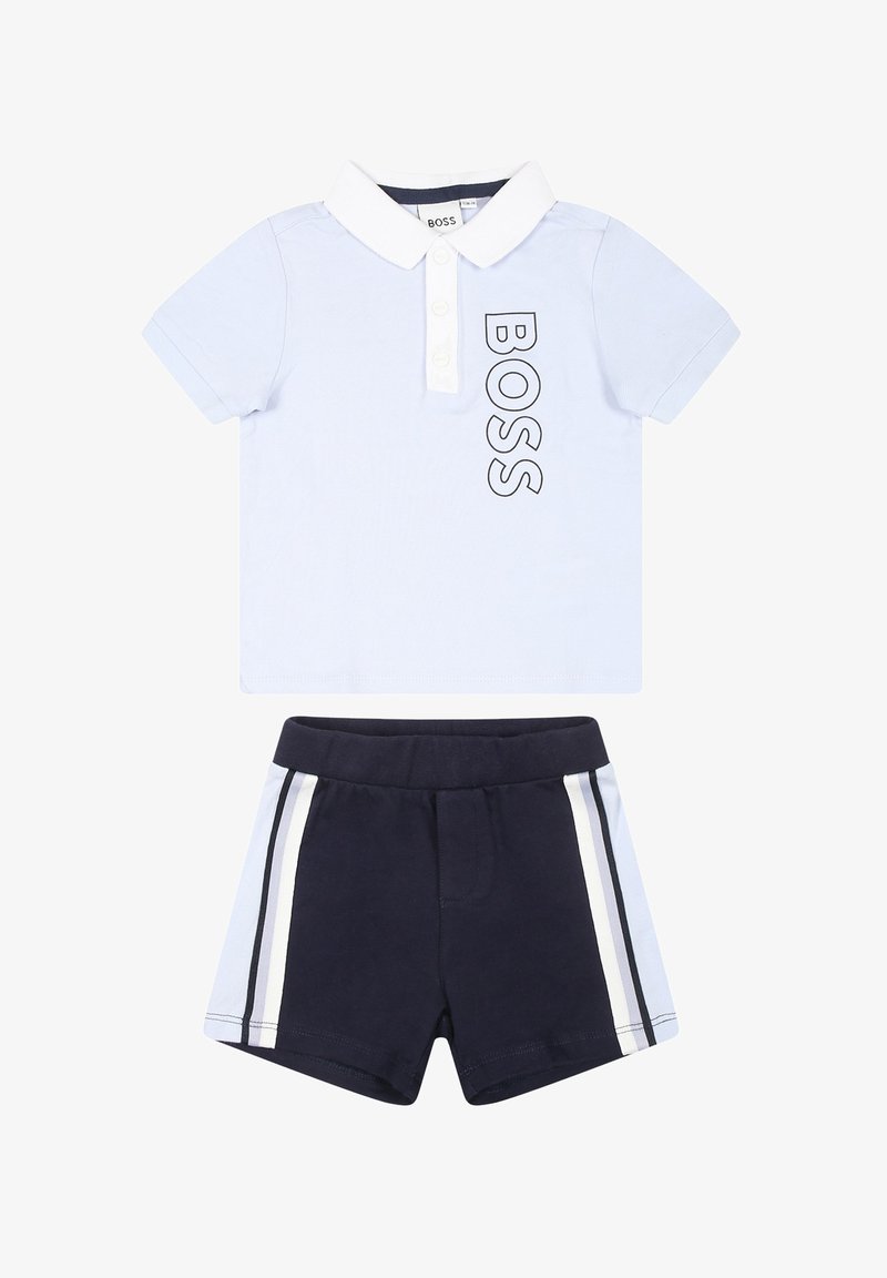 Polo bleu avec col blanc et logo 'BOSS'; shorts sombres avec bandes latérales en bleu clair et blanc. Mélange de coton, coupe décontractée.