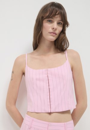 Top corto rosa con sottili righe bianche, scollatura quadrata e spalline sottili regolabili. Chiusura con bottoni sul davanti e texture liscia.