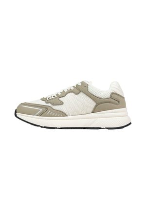 Beżowo-białe sportowe buty z siateczkową i syntetyczną cholewką, grubą amortyzowaną podeszwą oraz sznurowanym zapięciem, pokazane z boku na białym tle.