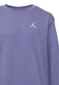 Camicia a maniche lunghe viola in morbido tessuto, con un piccolo logo Jumpman ricamato in bianco sul petto. Scollo rotondo classico.