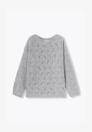 Pull en tricot gris clair avec de longues manches côtelées et un motif en maille torsadée sur le devant.