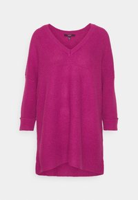 Magenta långärmad stickad tröja med V-ringning och ribbade manschetter, med en lös passform och något längre bakre fåll.