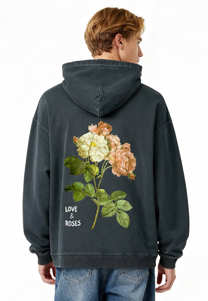 Sötét szürke kapucnis pulóver, pamutból készült, rózsaszín és krémszínű rózsák zöld levelekkel díszítve, fehér "LOVE & ROSES" felirattal.
