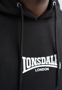 Lonsdale BEETHAM - Jersey con capucha - black