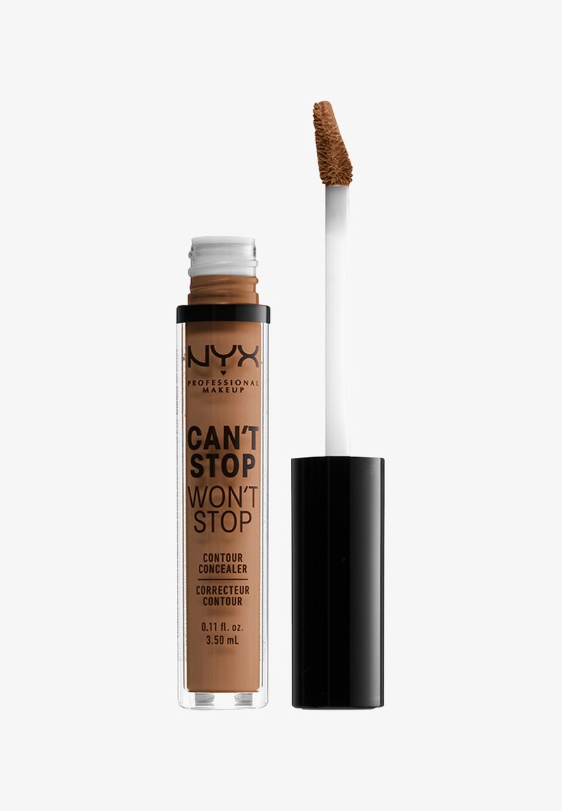 NYX Can't Stop Won't Stop kontur concealer i en klar tube med sorte accenter. Applikatorstav med spids tip, dispenseråbning, tan nuance.
