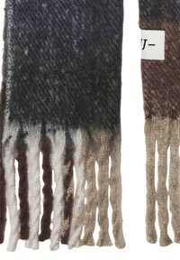 Bufanda tejida con un patrón en degradé que va del gris oscuro al marrón, con bordes con flecos y una textura suave.