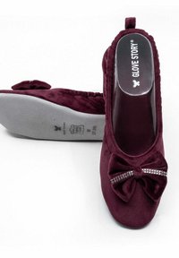 Escarpins en velours bourgogne avec un accent en nœud orné de strass, tissu texturé et une semelle en caoutchouc souple pour plus de confort.