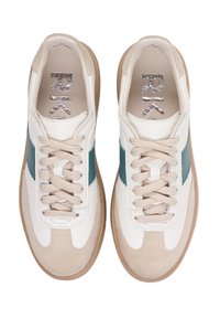 Białe i beżowe sneakersy z teksturowaną skórzaną cholewką, zielonym paskiem z boku i beżowymi sznurowadłami. Posiadają gumową podeszwę i metaliczne logo.