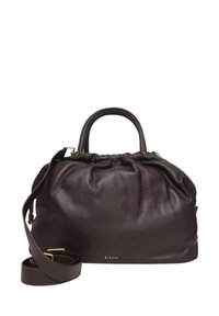 Bolso de piel marrón oscuro con un diseño de top fruncido, doble asa y correa de hombro removible. Herrajes en tono dorado y detalle del logo de la marca.