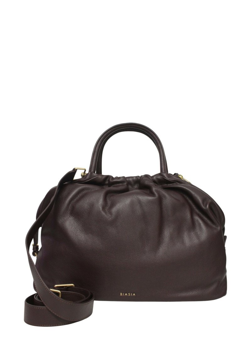 Bolso de piel marrón oscuro con un diseño de top fruncido, doble asa y correa de hombro removible. Herrajes en tono dorado y detalle del logo de la marca.