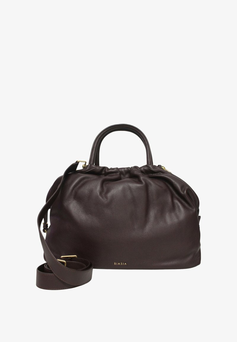 Bolso de piel marrón oscuro con un diseño de top fruncido, doble asa y correa de hombro removible. Herrajes en tono dorado y detalle del logo de la marca.