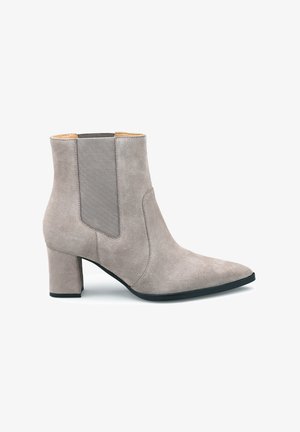 Bottine en suede gris avec un bout pointu, des panneaux latéraux élastiques et un talon bloc texturé. Présente un doublure intérieure lisse et une silhouette élégante.
