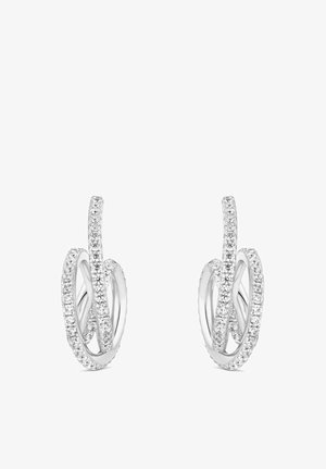 Silverörhängen med flätade mönster och en slät yta, prydda med små klara kristaller längs kanterna som skapar en skimrande effekt.