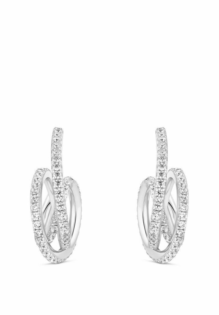 Silverörhängen med flätade mönster och en slät yta, prydda med små klara kristaller längs kanterna som skapar en skimrande effekt.