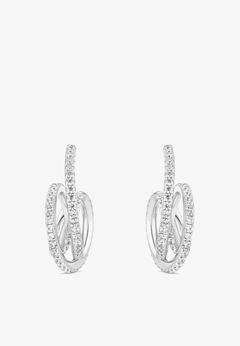 Silverörhängen med flätade mönster och en slät yta, prydda med små klara kristaller längs kanterna som skapar en skimrande effekt.