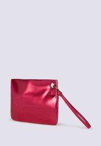 Borsa a pochette metallica fucsia con una texture liscia, forma rettangolare, fascia da polso e un accento in hardware dorato.