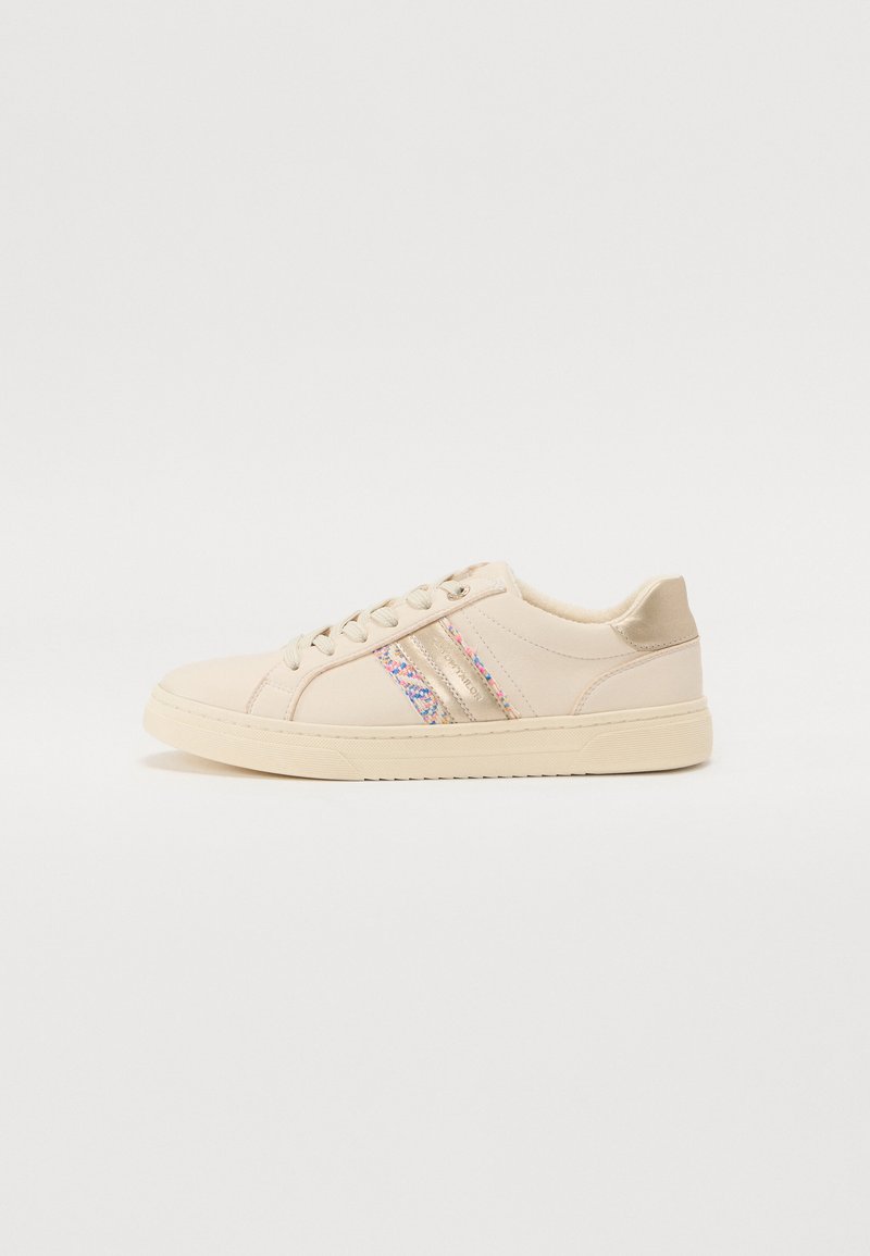Sneaker beige con tomaia sintetica, suola piatta in gomma, design con lacci e strisce multicolori sui lati. Texture morbida, stile minimalista.