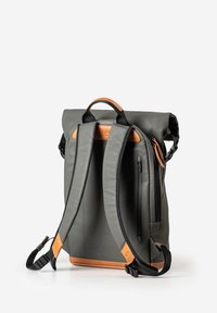 Rucksack mit Rollverschluss aus dunkelgrauem, wasserdichtem Material, mit Lederakzenten, schwarzen verstellbaren Riemen und einer seitlichen Reißverschlusstasche.