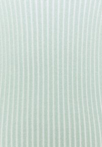 Tissu vert clair avec de fines rayures blanches, présentant une texture lisse et un motif uniforme sur toute la surface.