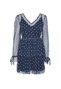 Tmavě modré šaty s puntíky, průhlednými dlouhými rukávy, výstřihem do V a vrstvenou volánovou sukní. Mají zavazovací detaily na rukávech a přiléhavý živůtek.