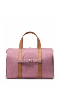 Sac de sport en tissu rose avec des accents en cuir brun, double poignée sur le dessus et un rabat avant sécurisé par un bouton pression. Compartiment principal zippé.